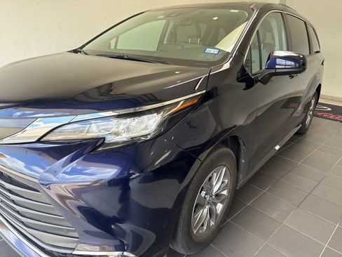 Certified 2023 Toyota Sienna XLE FWD image 3