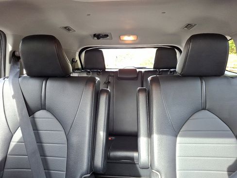 Used 2021 Toyota Highlander XLE image 19
