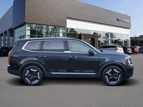 Used 2023 Kia Telluride S image 4