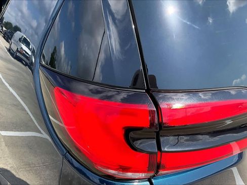 Used 2023 Chrysler Pacifica Touring-L FWD image 27