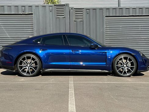 Used 2022 Porsche Taycan image 9