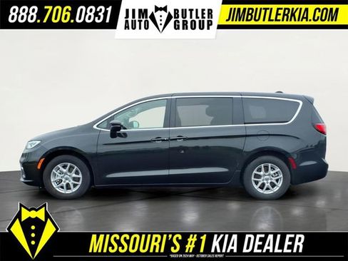 Used 2023 Chrysler Pacifica Touring-L FWD image 4