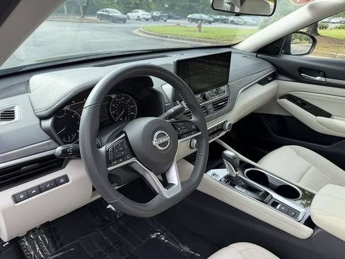 Used 2023 Nissan Altima 2.5 SV w/ SV Premium Package FWD image 12