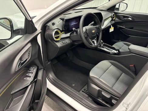 New 2026 Chevrolet Trax LT w/ LT Convenience Package FWD image 11