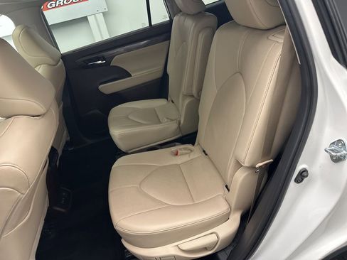 Used 2022 Toyota Highlander Limited image 14