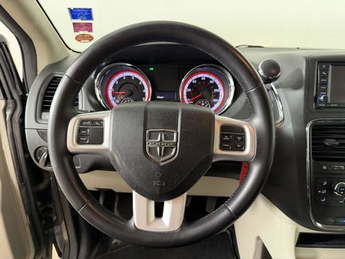 Used 2016 Dodge Grand Caravan SXT w/ UConnect Hands-Free Group FWD image 4
