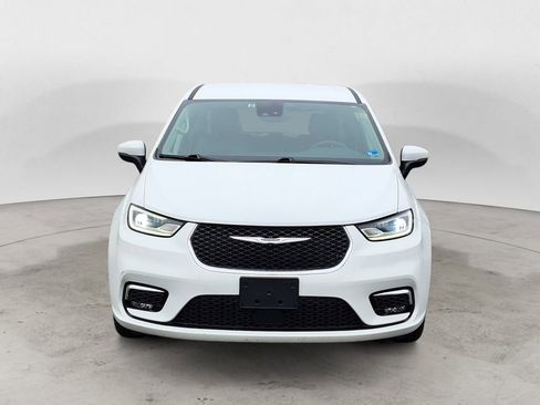 Used 2023 Chrysler Pacifica Touring-L image 8