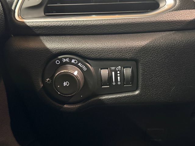 Used 2025 Chrysler Pacifica Limited FWD image 32