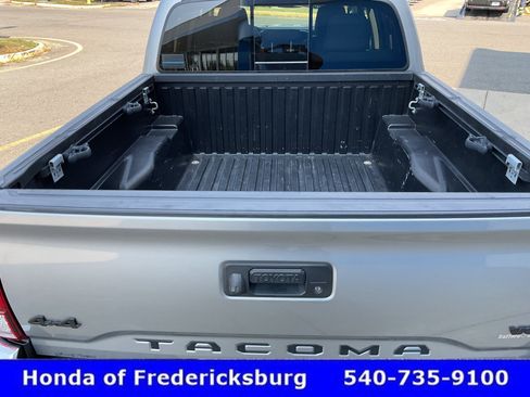 Used 2019 Toyota Tacoma SR5 w/ Four Season Floor Mat Package AWD/4WD image 20