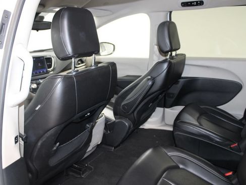 Used 2023 Chrysler Pacifica Touring-L FWD image 17