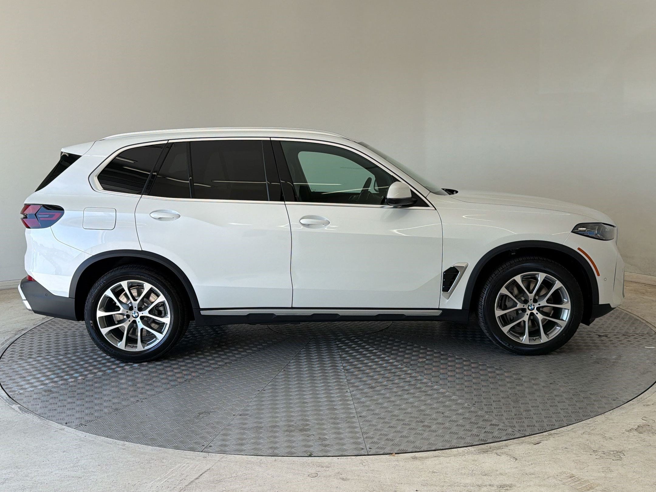 New 2026 BMW X5 xDrive50e w/ Climate Comfort Package AWD/4WD image 8