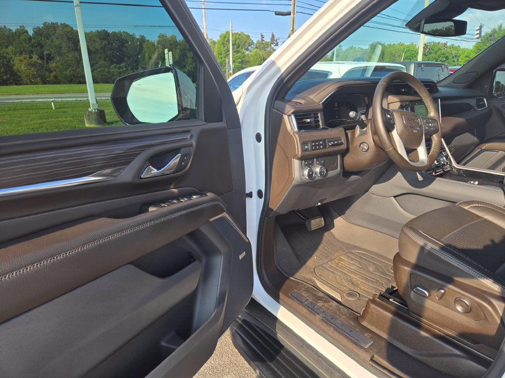 Used 2023 GMC Yukon XL Denali AWD/4WD image 6