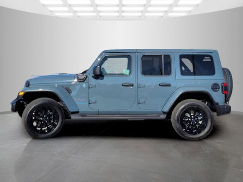 Used 2025 Jeep Wrangler Unlimited Sahara AWD/4WD image 6