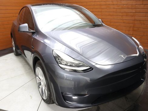 Used 2024 Tesla Model Y Long Range AWD/4WD image 15