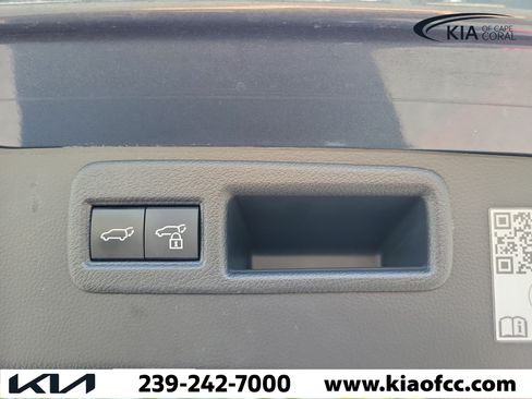 Used 2021 Toyota Venza LE AWD/4WD image 12