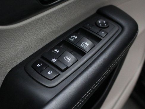 Used 2024 Chrysler Pacifica Touring-L FWD image 20