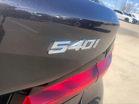 Used 2022 BMW 540i w/ Premium Package image 9