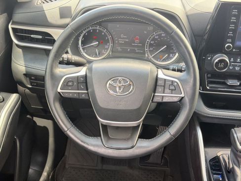 Used 2022 Toyota Highlander XLE image 16