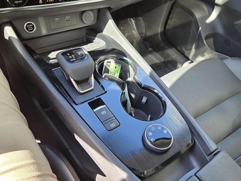 Used 2023 Nissan Rogue SV w/ SV Premium B Package image 28