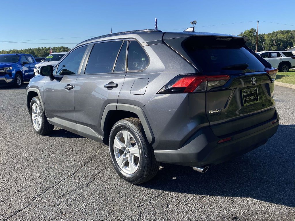 Used 2019 Toyota RAV4 XLE FWD image 3