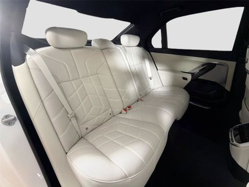 New 2026 BMW 750e xDrive AWD/4WD image 24