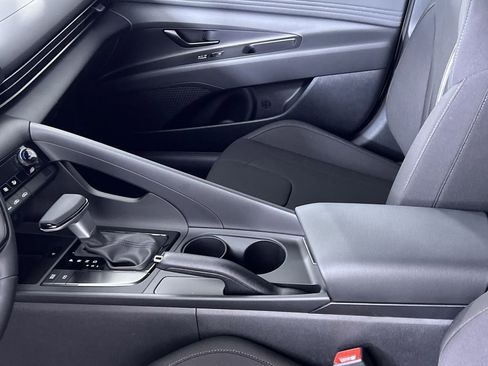 Used 2025 Hyundai Elantra Sport image 22