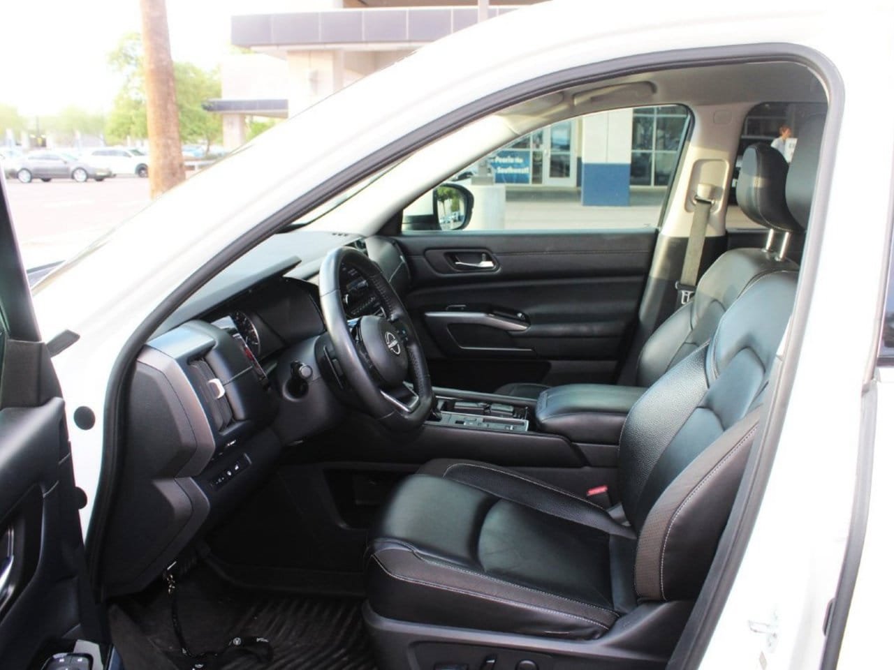 Used 2022 Nissan Pathfinder SL w/ SL Black Package FWD image 11