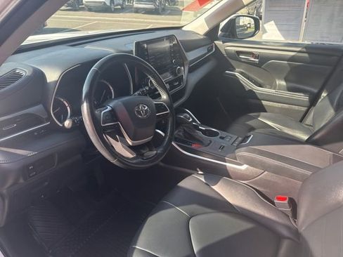 Used 2022 Toyota Highlander XLE FWD image 19