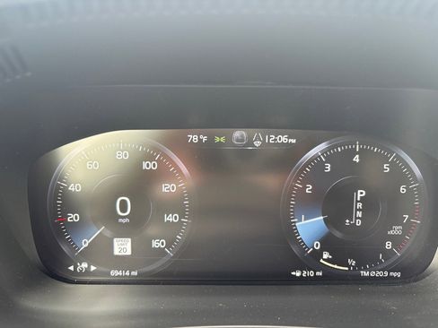 Used 2021 Volvo XC60 T6 Momentum image 13