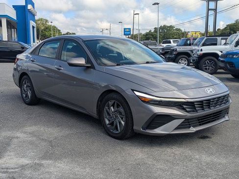 Used 2024 Hyundai Elantra SEL FWD image 2