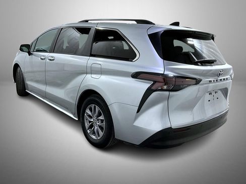 Used 2024 Toyota Sienna XLE image 5