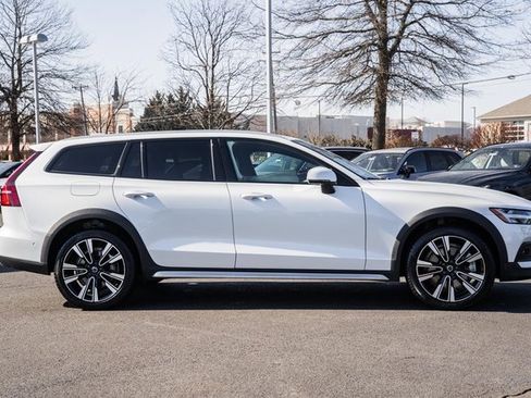 Certified 2024 Volvo V60 B5 Cross Country Ultimate image 3