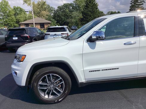 Used 2017 Jeep Grand Cherokee Limited image 2