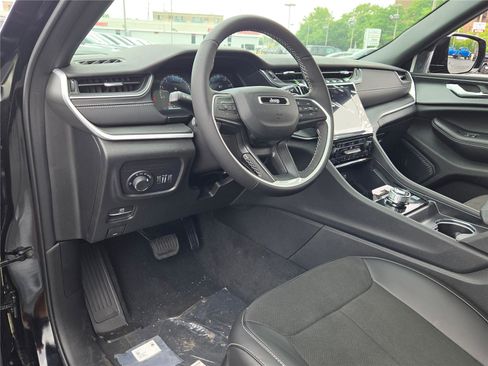 New 2025 Jeep Grand Cherokee Altitude image 22