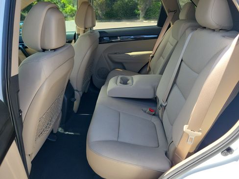 Used 2012 Kia Sorento LX image 9