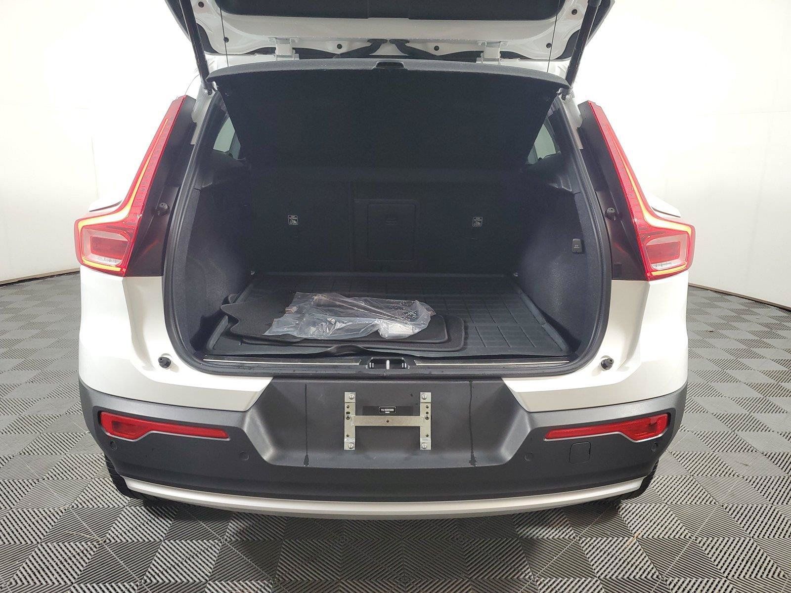 Used 2024 Volvo XC40 B5 Plus w/ Protection Package Premier AWD/4WD image 9