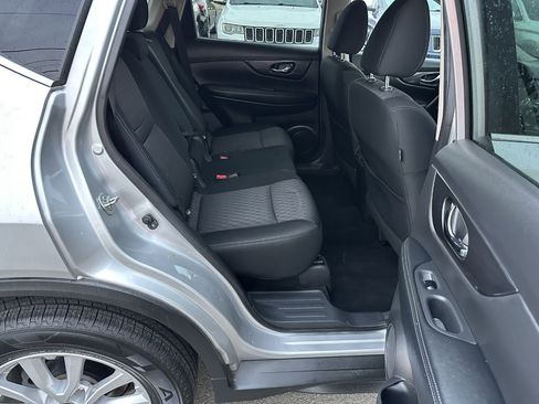 Used 2017 Nissan Rogue SV image 11