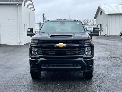Used 2024 Chevrolet Silverado 2500 Custom w/ Custom Value Package image 9