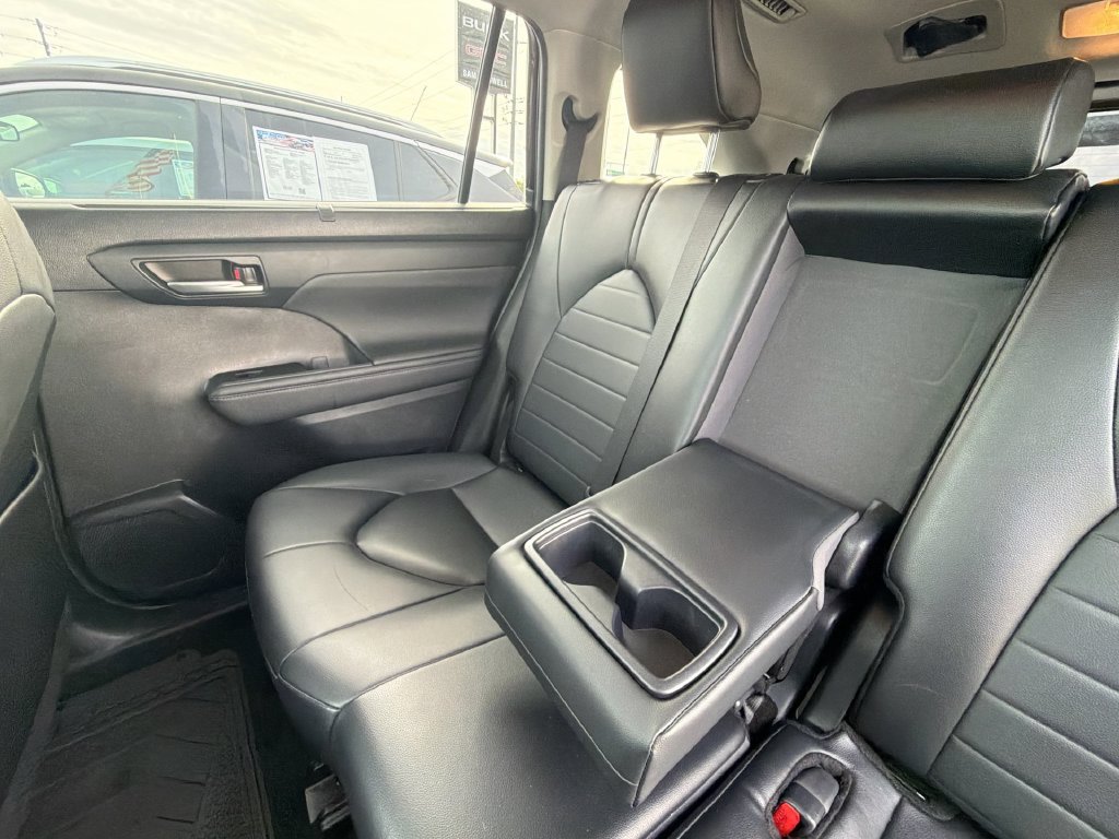 Used 2024 Toyota Highlander XLE FWD image 13