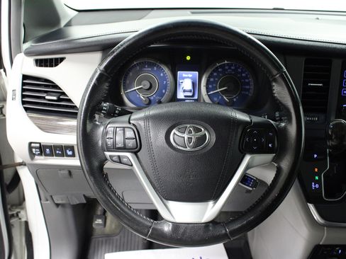 Used 2017 Toyota Sienna XLE image 19