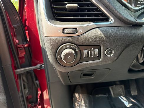 Used 2019 Jeep Cherokee Latitude Plus w/ Comfort/Convenience Group AWD/4WD image 28