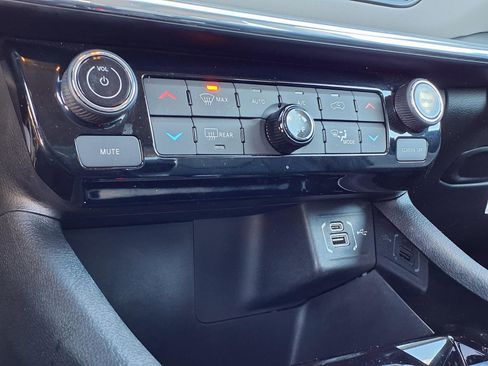 Certified 2022 Jeep Compass Limited image 12