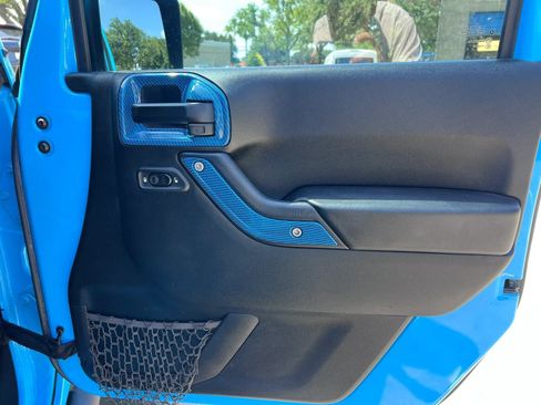 Used 2017 Jeep Wrangler Unlimited Sahara w/ Connectivity Group AWD/4WD image 35