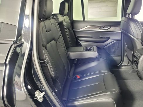 New 2025 Jeep Grand Cherokee Limited image 32