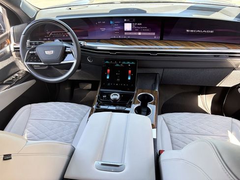 Certified 2026 Cadillac Escalade ESV Platinum Luxury w/ LPO, Radiant Package AWD/4WD image 16