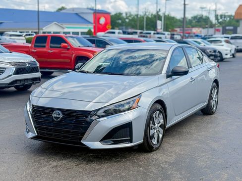 Used 2024 Nissan Altima 2.5 S FWD image 7