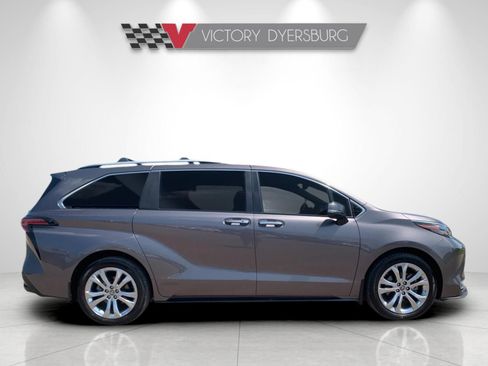 Used 2024 Toyota Sienna Platinum FWD image 3