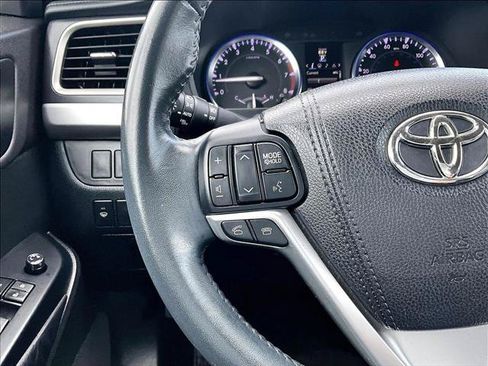 Used 2016 Toyota Highlander XLE AWD/4WD image 18