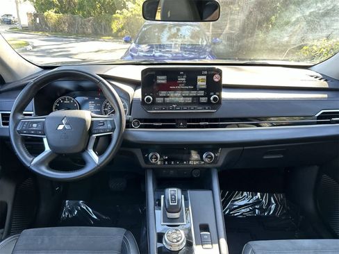 Used 2024 Mitsubishi Outlander SE image 10