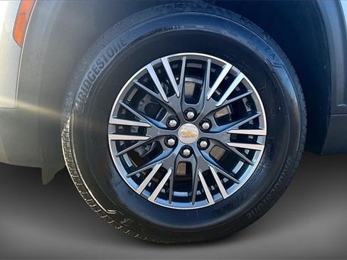 Used 2025 Chevrolet Traverse LT image 8